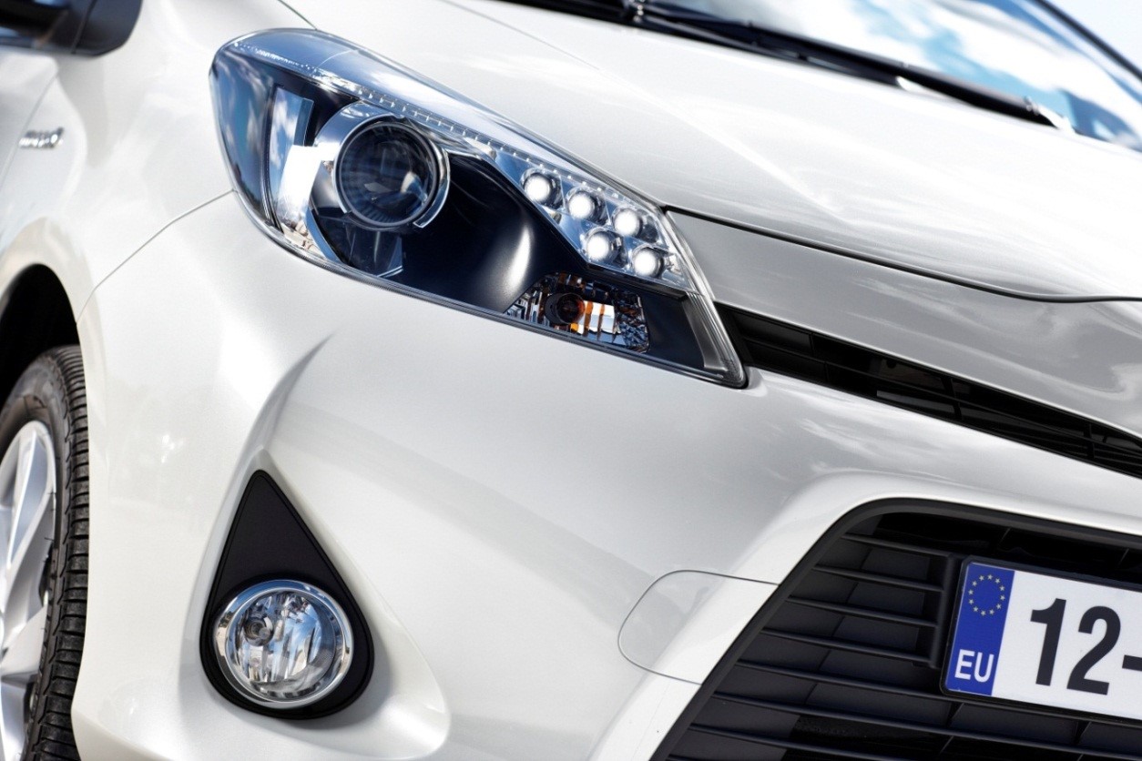 ỐP HỐC CỬA ĐỂ ĐỒ CARBON I30